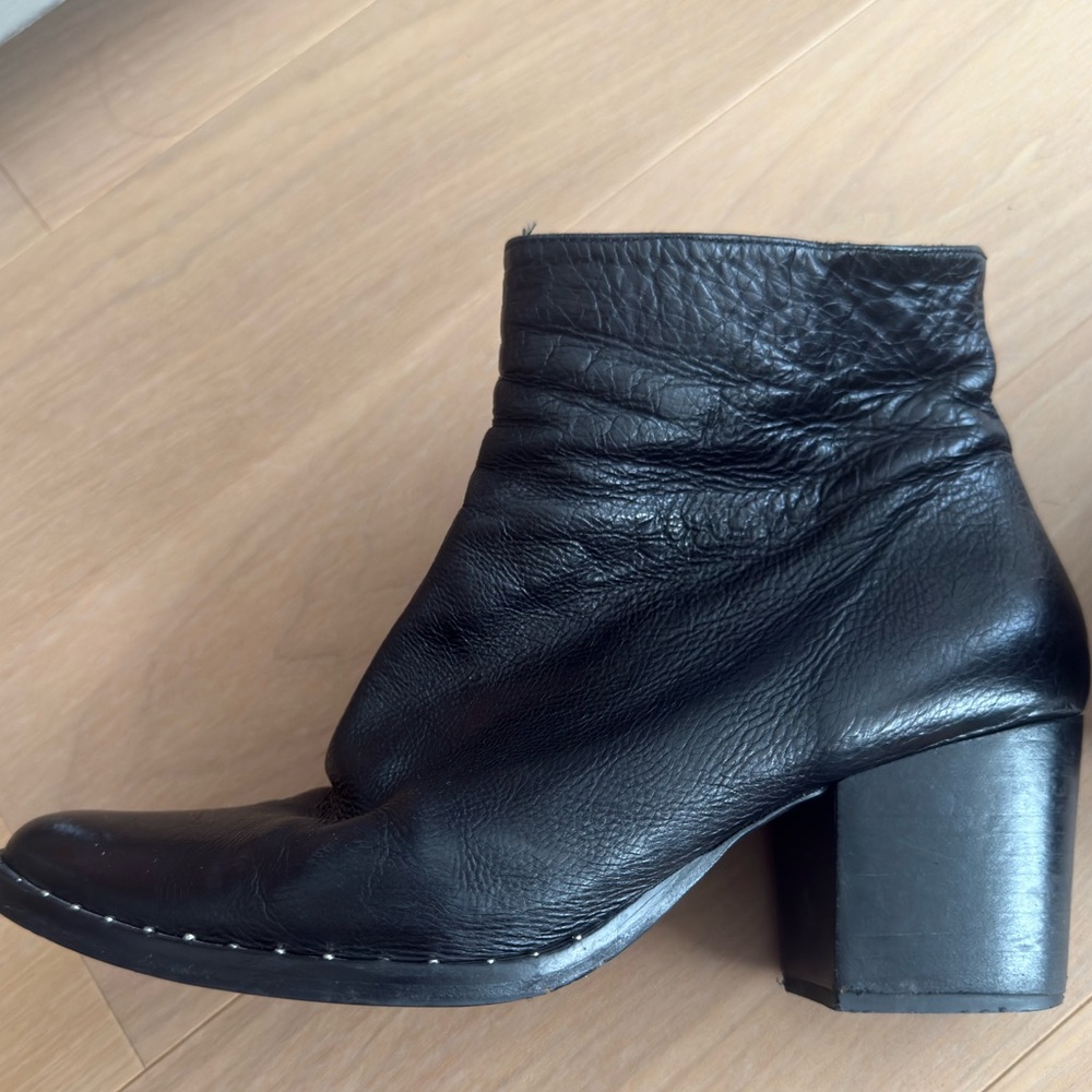 Freda Salvador sz 7.5 but fits a 7 black leather boots booties ankle